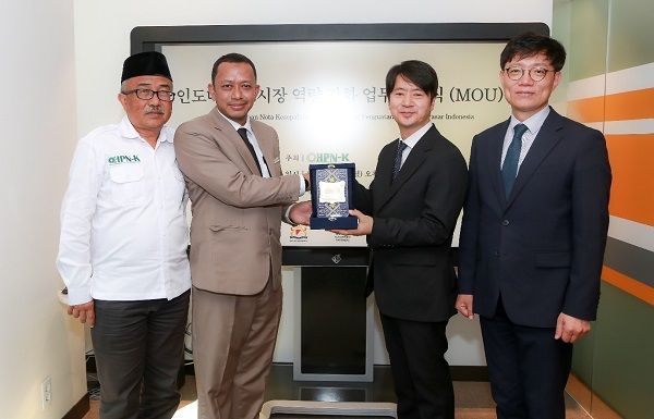 왼쪽에서부터 HPN-K 인도네시아 법인대표 끼아이 루크마눌 하킴(KH. Luqmanul Hakim, S.E., M.M), 인도네시아 국영기업 수코핀도(Sucofindo) 산업 서비스 이사 부디 우토모 (Budi Utomo), HPN-K 한국지부 장재혁 대표, 수코핀도 파트너스 권오천 대표