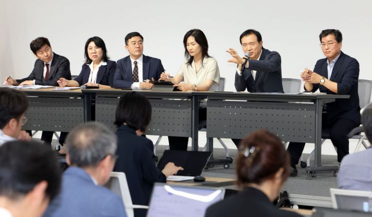 경기도교육청이 미래 사회에 필요한 인재 양성과 공정한 평가 구현을 위한 '하이러닝 인공지능(AI) 서·논술형 평가시스템'을 개발해 운영한다. (왼쪽부터) 김태석디지털교육정책과장, 오찬숙디지털인재국장, 이기훈주무관, 배성연교사, 임태희교육감, 이정현교육역량과장. 경기도교육청 제공