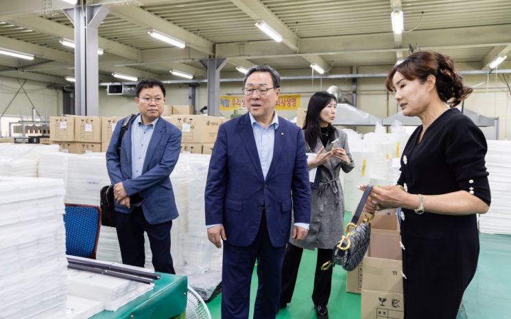 시석중 경기신용보증재단 이사장이 18일 안성시에 위치한 은성화학을 찾아 회사 관계자로부터 현장 설명을 듣고 있다. 경기신용보증재단 제공