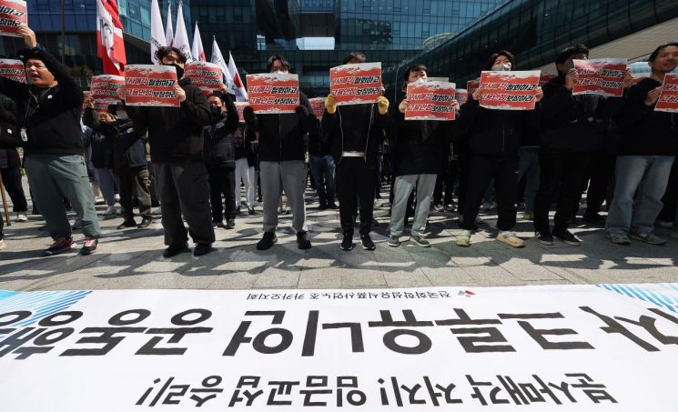 전국화학섬유식품산업노동조합 카카오지회(크루유니언)가 경기도 성남시 카카오 판교아지트 앞에서 포털 서비스 '다음'을 운영하는 콘텐츠 CIC(사내독립기업)의 분사에 반대하는 집회를 하고 있다. 연합뉴스