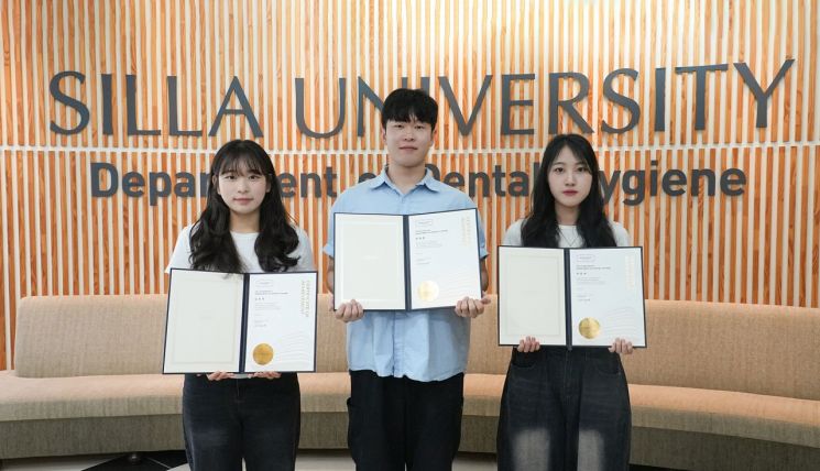 (왼쪽부터)신라대 치위생학과 김정연, 곽재원, 차은숙 학생.
