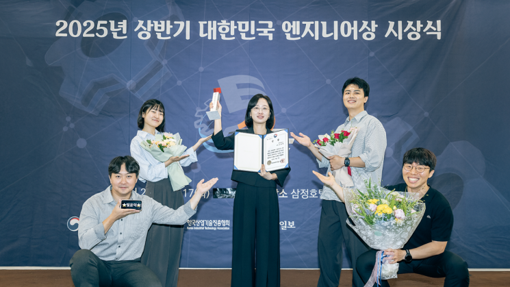 손윤익 SK하이닉스 미래기술연구원 DPERI조직 팀장이 17일 서울 강남구 삼정호텔에서 열린 시상식에서 '대한민국 엔지니어상'을 수상한 뒤 동료들과 기념촬영을 하고 있다. SK하이닉스
