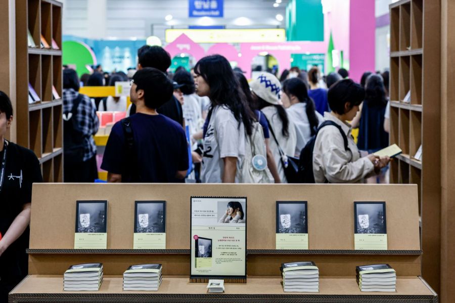 '2025 서울국제도서전'에 한강 작가의 책이 전시돼 있다. 강진형 기자