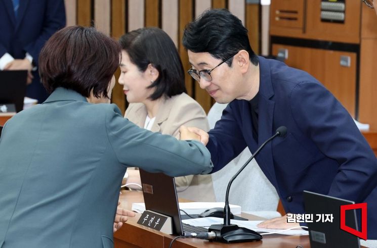 [포토] 한정애 의원과 인사하는 주진우 의원
