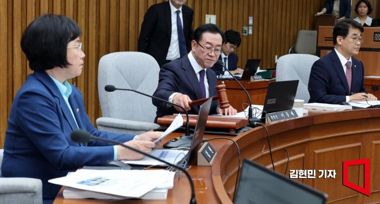 [포토] 의사봉 두드리는 이종배 인사청문특위 위원장