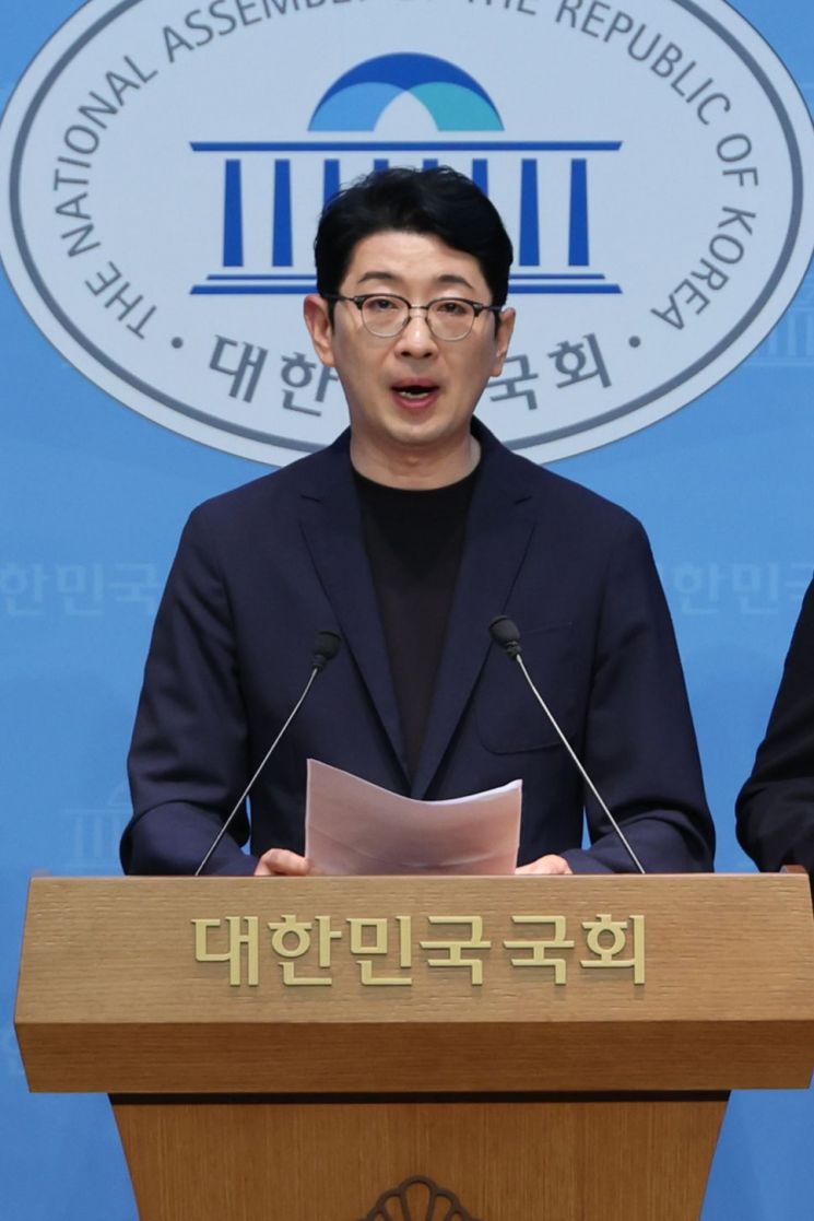 국무총리 인사청문특위 위원인 국민의힘 주진우 의원이 18일 서울 여의도 국회 소통관에서 김민석 후보자의 재산 의혹과 관련, 자금 출처를 밝힌 자료 제출을 요구하고 있다. 연합뉴스