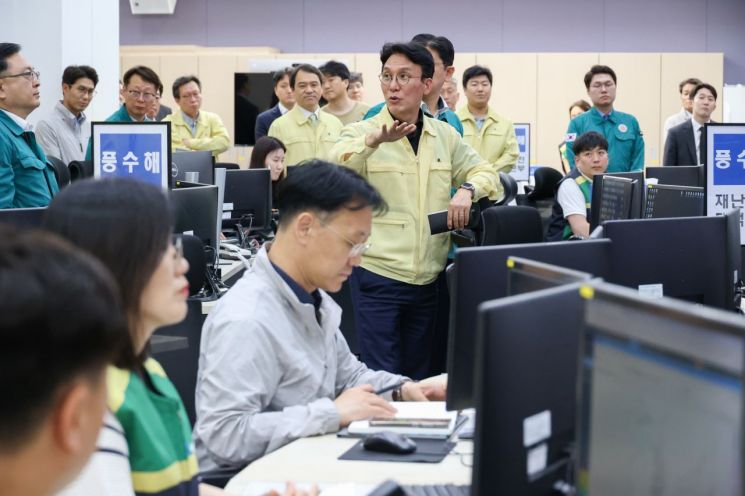 김민석 국무총리 후보자가 18일 서울시 재난안전상황실을 방문해 관계자들과 대화를 나누고 있다. 국무조정실