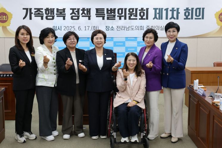 전남도의회 가족행복정책특별위원회는 박현숙 의원과 김미경 의원을 위원장과 부위원장으로 각각 선출했다. 전남도의회 제공