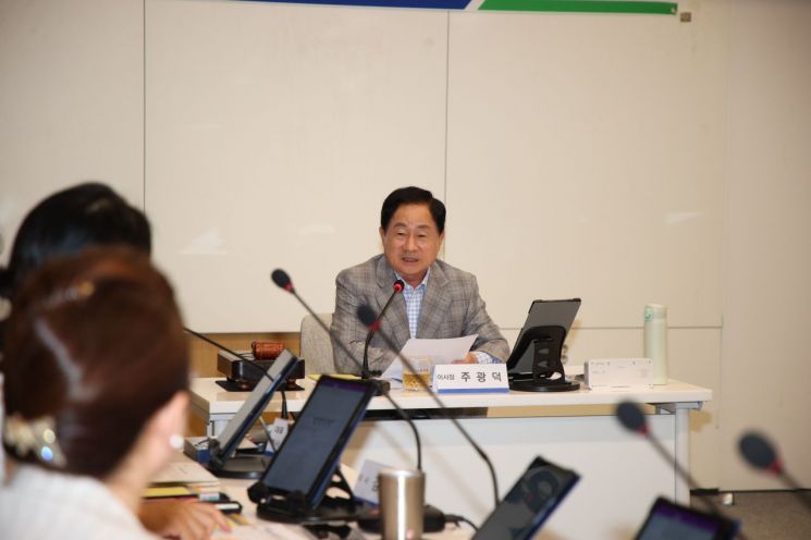주광덕 남양주시장이 18일 시청 청렴방에서 열린 ‘남양주문화재단 창립총회’에서 인사말을 하고 있다. 남양주시 제공