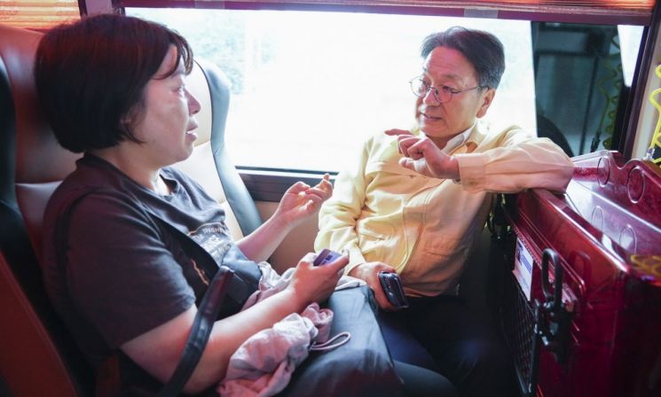 강기정 광주시장이 18일 오전 서구 세화동 시내버스 공영차고지에서 출발한 비상수송 차량인 순환01B 전세버스에 탑승해 배차시간 등을 점검하고, 전세버스에 탑승한 시민과 배차시간 등에 대해 대화하고 있다. 광주시 제공