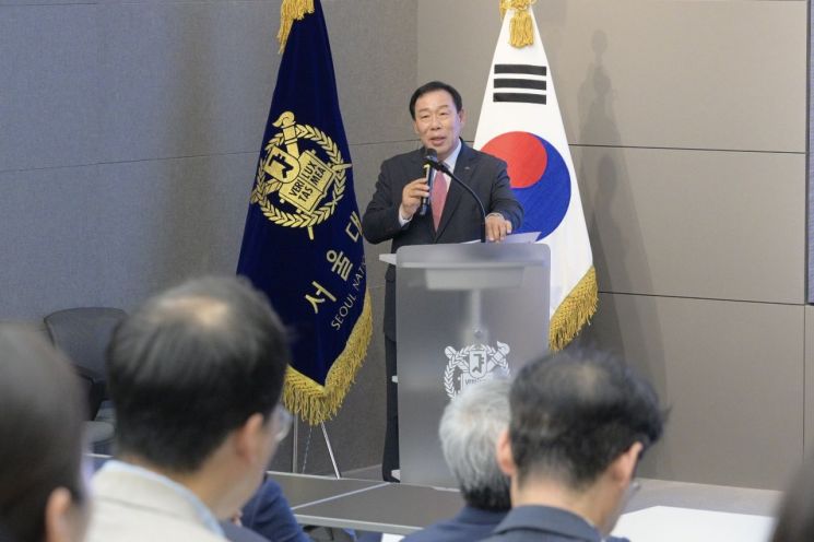 18일 열린 한국행정학회 하계공동학술대회에서 최민호 세종시장이 환영사를 하고 있다. /사진= 기획조정실 정책기획관 제공