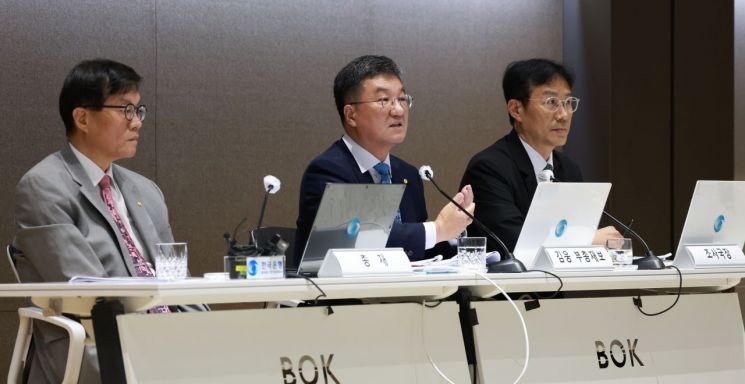 18일 오후 서울 중구 한국은행에서 열린 물가안정목표 운영상황 점검 설명회. (왼쪽부터) 이창용 한은 총재, 김웅 부총재보, 이지호 조사국장. 한은 제공.