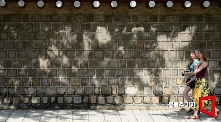 [포토] 돌담길, 이국적인 발걸음