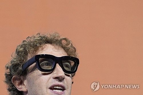 증강현실(AR) 스마트 안경 '오라이언'을 쓴 마크 저커버그 메타 CEO. 연합뉴스