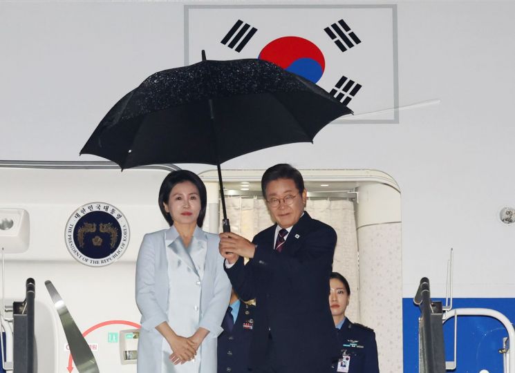 G7 일정을 마치고 귀국길에 오른 이재명 대통령과 김혜경 여사 연합뉴스