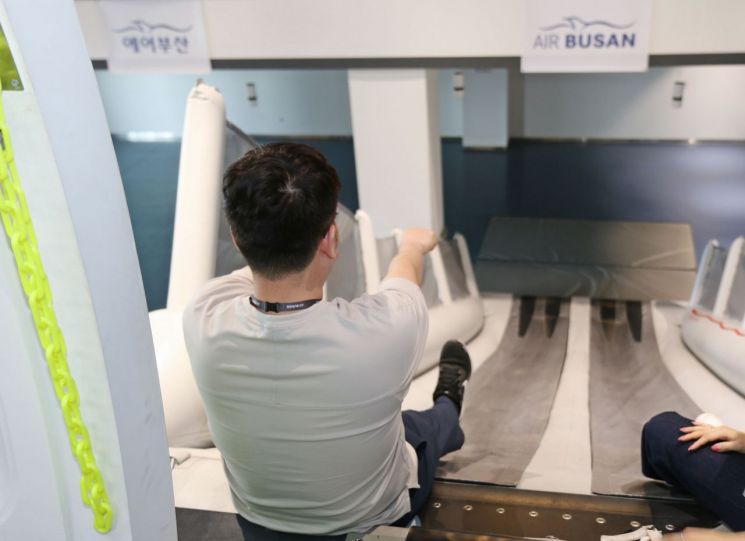 에어부산 직원이 슬라이드 비상탈출을 훈련하고 있다. 에어부산 제공