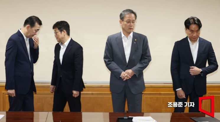 [포토] 자리로 이동하는 거시경제금융회의 참석자들