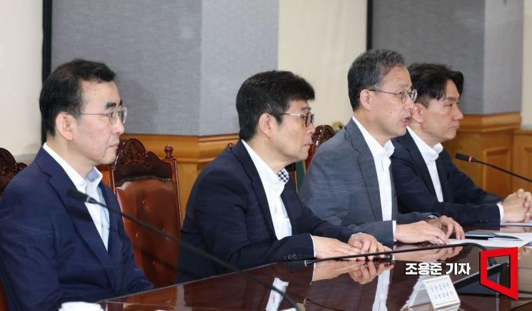 [포토] F4 회의 주재한 이형일 기재부 차관