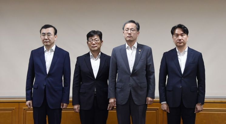 이형일 기획재정부 장관 직무대행 1차관이 19일 오전 서울 중구 은행회관에서 열린 거시경제금융회의 시작에 앞서 기념촬영을 하고 있다. 왼쪽부터 이세훈 금융감독원 수석부원장, 유상대 한국은행 부총재, 이형일 대행, 이형주 금융위원회 상임위원.