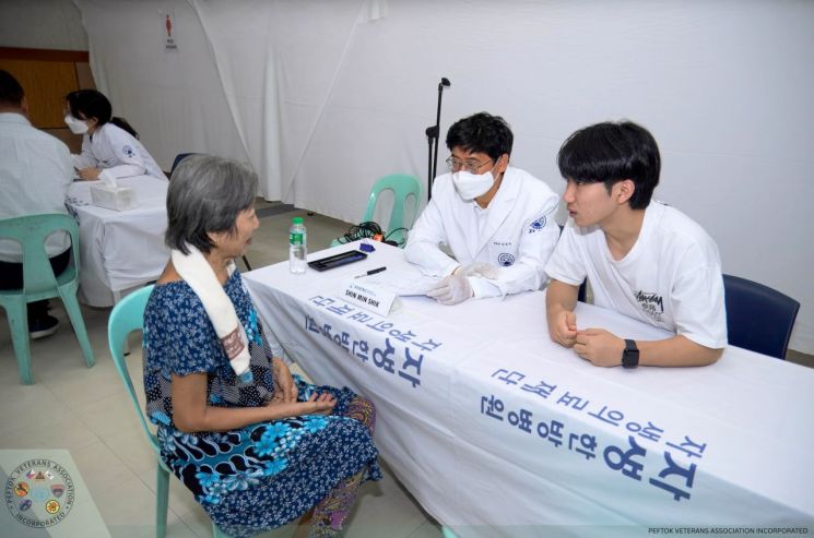 신민식 자생의료재단 사회공헌위원장이 필리핀 한국전 참전용사 가족을 진료하고 있다. 사진제공=자생의료재단