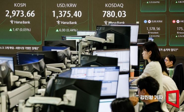 코스피 지수가 전 거래일 대비 17.37포인트 상승한 2989.56에 장을 시작한 19일 서울 중구 하나은행 딜링룸에서 딜러들이 업무를 보고 있다. 2025.6.19. 강진형 기자