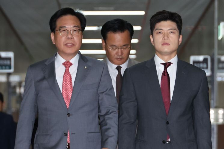 국민의힘 김용태 비상대책위원장(오른쪽)과 송언석 원내대표가 19일 서울 여의도 국회에서 열린 "비리백화점 이재명 정부 인사청문회 대책회의"에 참석하고 있다. 연합뉴스