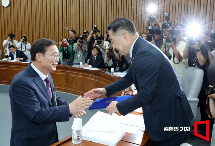 [포토] 선서문 제출하는 이종석 국정원장 후보자
