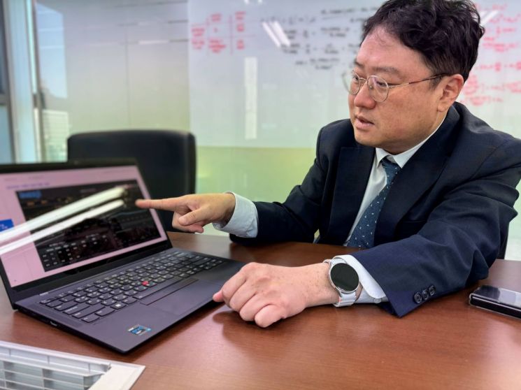 최재식 KAIST 김재철 AI 대학원 교수가 AI를 활용해 제조 현장의 성과를 끌어올린 사례를 설명하고 있다. 사진=백종민 테크 스페셜리스트