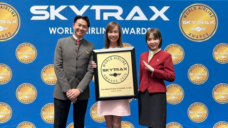 Employees of Cathay Pacific Airways, selected as one of the world's top three airlines at the 2025 Skytrax World Airline Awards, are taking a commemorative photo. Photo by Cathay Pacific