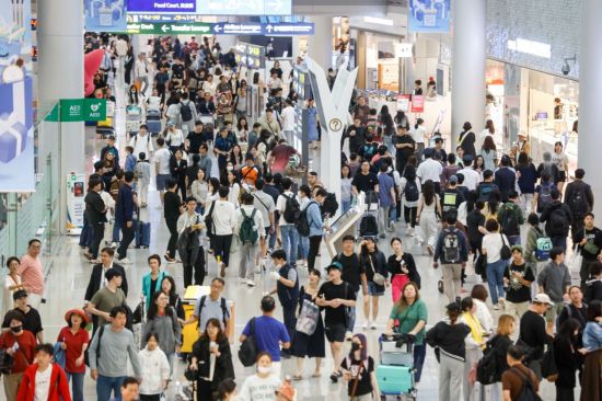 인천국제공항 제1여객터미널이 해외여행을 떠나려는 여행객들로 북적이고 있다. 강진형 기자