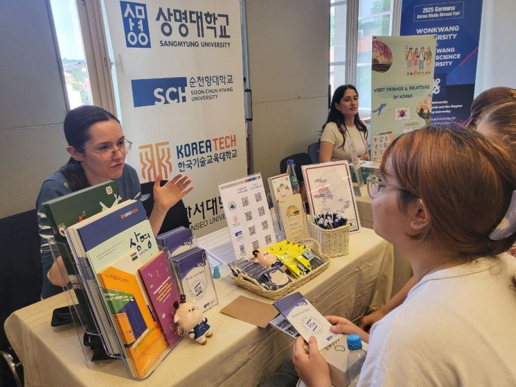 충남도가 지난 16일과 18일 각각 독일 베를린 자유대학과 튀빙겐대학 일원에서 열린 '2025 독일 한국유학박람회'에 참가해 지역대학 공동 홍보관을 운영하고 있다. /충남도