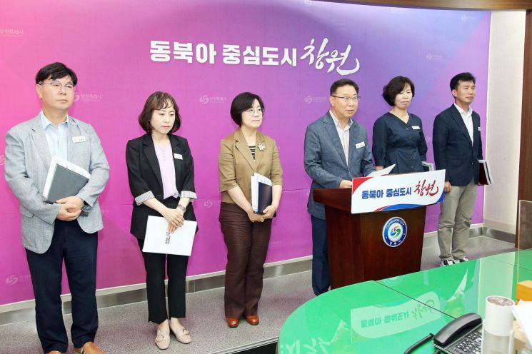 정현섭 진해구청장이 브리핑을 하고 있다.