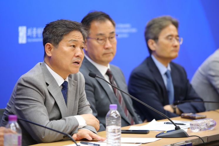 19일 국회의원회관에서 열린 최종현학술원, 스탠퍼드대 아시아태평양연구소, 인도태평양민주주의포럼이 공동 주최한 ‘민주주의미래포럼’에서 세션1 패널들이 토론하고 있다. 왼쪽부터 김영배 더불어민주당 의원, 최형두 국민의힘 의원, 김선혁 고려대 교수. 최종현학술원 제공