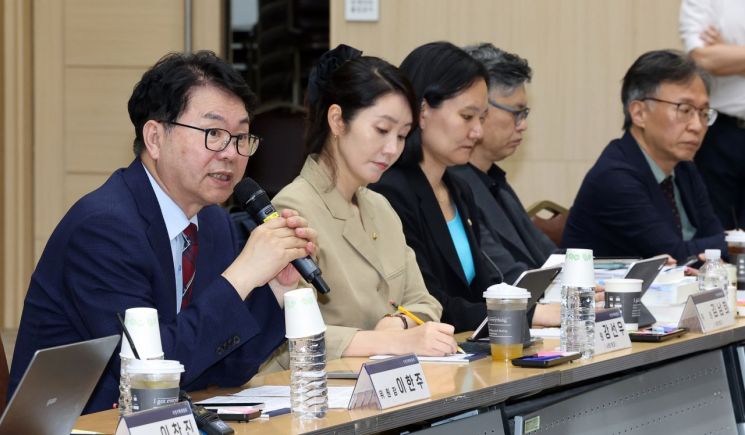 이한주 국정기획위원장이 19일 정부세종컨벤션센터에서 열린 사회1분과의 고용노동부 업무보고에서 발언하고 있다. 연합뉴스