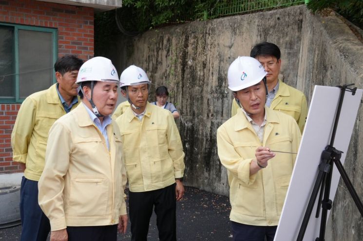 김지철 충남교육감, 장마철 맞아 학교 공사 현장 찾아 안전점검