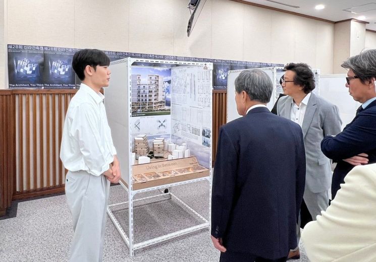 허남식 총장이 건축학과 학생의 작품설명을 듣고 있다. 신라대 제공