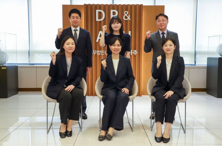 법무법인 대륙아주 ‘학교폭력 대응센터’ 주요 구성원들. 왼쪽 아래부터 임미하, 정유리, 전다솜, 탁기주, 이선호, 윤상혁 변호사.