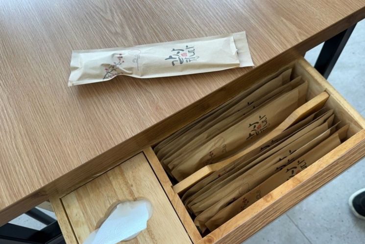안심식당 종이 수저집. 곡성군 제공