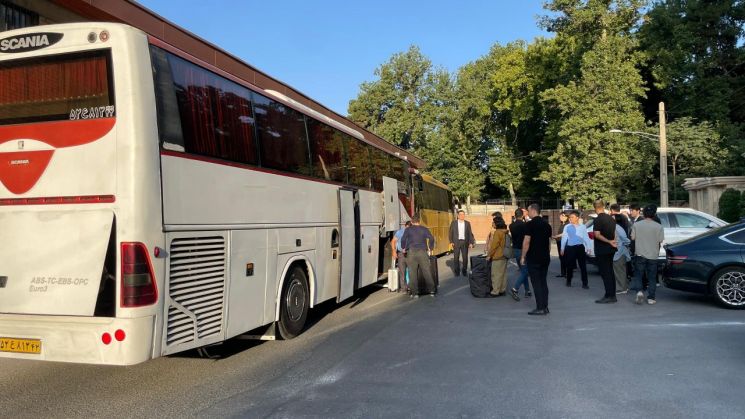 지난 17일(현지시간) 이스라엘과 무력 충돌을 빋고 있는 이란에서 재외국민들이 대피하기 위해 임차버스를 타고 있다. 외교부