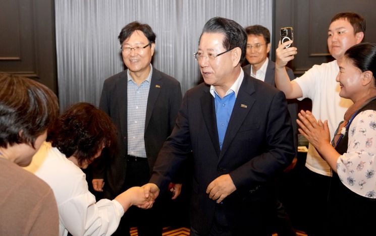 김영록 전라남도지사가 19일 오후 여수 유탑마리나호텔에서 열린 ‘제13기 도민명예기자 역량강화 워크숍’ 행사에서 참석자들과 인사를 나누고 있다. 전남도 제공