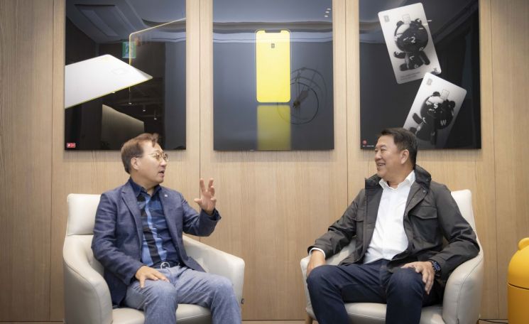 지난해 11월 1일 경기 성남 카카오뱅크 판교오피스에서 윤호영 카카오뱅크 대표(왼쪽부터)와 아르시드 난다위다야 SCBX 대표가 가상은행 합작 인가 추진 현황에 대해 이야기를 나누고 있다. 카카오뱅크 제공