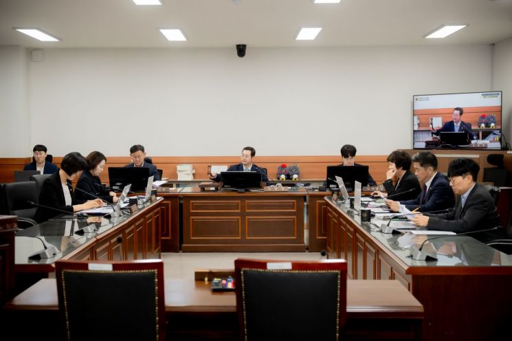 남양주시의회가 19일 남양주시의회 자치행정위원회 상임위원회실에서 제5차 인사청문위원회를 열고 남양주시정연구원장 강제상 후보자에 대한 인사청문 경과보고서를 채택했다. 남양주시의회 제공