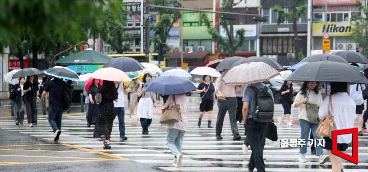 서울 중구 숭례문 부근을 지나는 시민들이 우산을 쓰고 발걸음을 재촉하고 있다. 윤동주 기자