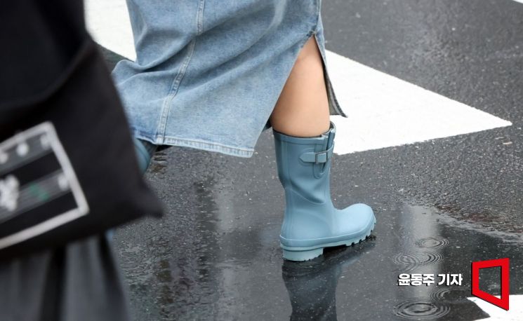 [포토] '장화가 어울리는 장마철'