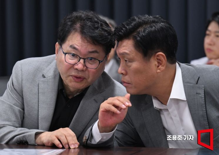 이한주 국정기획위원장(사진 왼쪽)과 조승래 국정위 대변인이 20일 오전 서울 종로구 정부서울청사 창성동 별관에서 열린 검찰청 업무보고에서 대화하고 있다. 조용준 기자
