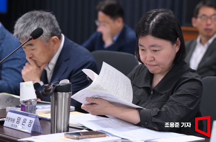 이재명 정부의 대통령 직속 국정기획위원회 정치·행정 분과에 전문위원으로 참여한 임은정 대전지검 부장검사가 20일 서울 종로구 정부서울청사 창성동 별관에서 열린 검찰청 업무보고에 참석해 있다. 조용준 기자