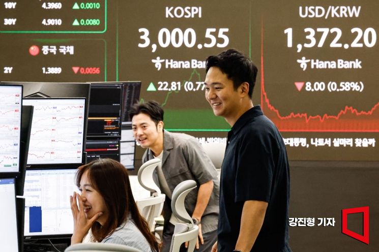코스피가 3년 5개월만에 장중 3천을 돌파한 20일 서울 중구 하나은행 본점 딜링룸에서 딜러들이 업무를 보고 있다. 2025.6.20. 강진형 기자