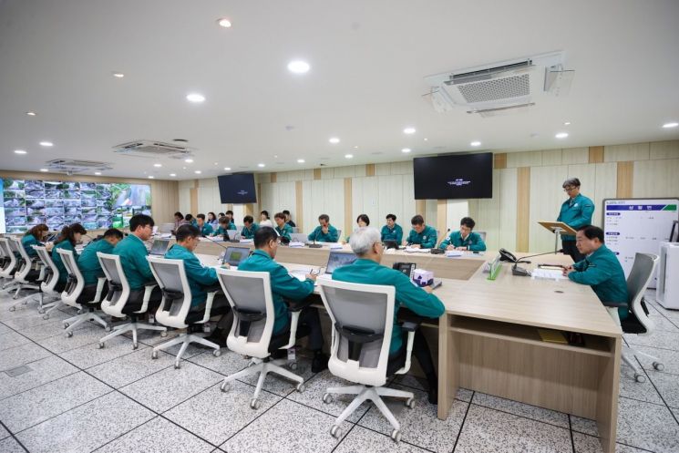 주광덕 남양주시장이 20일 오전 9시 시청 재난안전상황실에서 호우주의보 발효에 따른 긴급 대응 상황을 점검하기 위해 회의를 열고 있다. 남양주시 제공