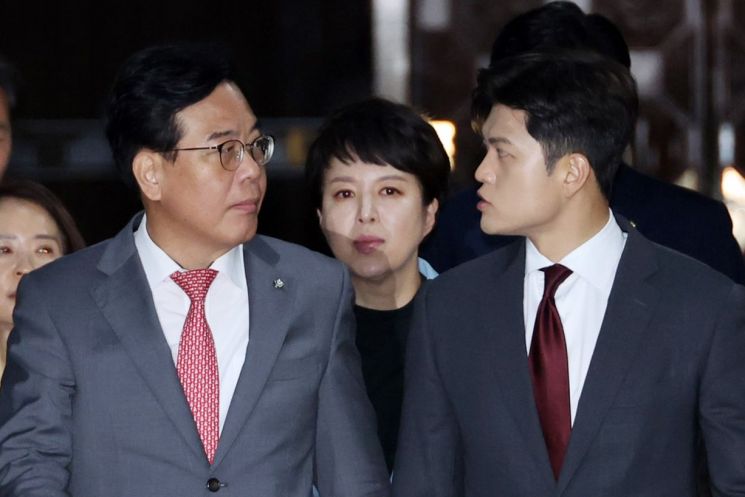 국민의힘 김용태 비상대책위원장과 송언석 원내대표가 20일 서울 여의도 국회에서 열린 '비리백화점 이재명 정부 인사청문회 대책 긴급 의원총회'에 참석하며 대화하고 있다. 연합뉴스