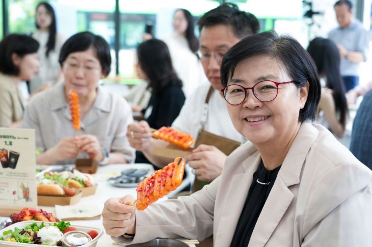 이순희 강북구청장이 ‘Food Cafe 길가온’의 음식을 시식하고 있다. 강북구 제공.